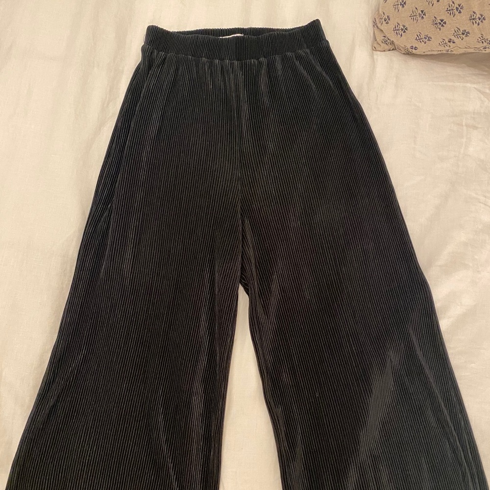 Pleated high-waisted, wide-leg pants.